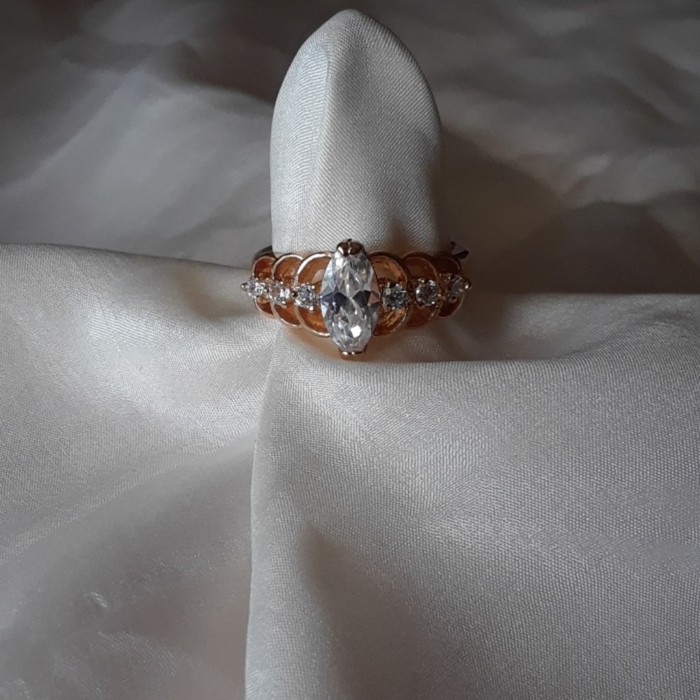 New! LIND 14K HGE Size 7 Marquise Cut Ring